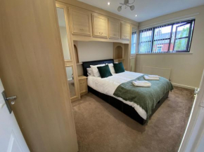 Comfortable Manchester House with Conservatory & Parking